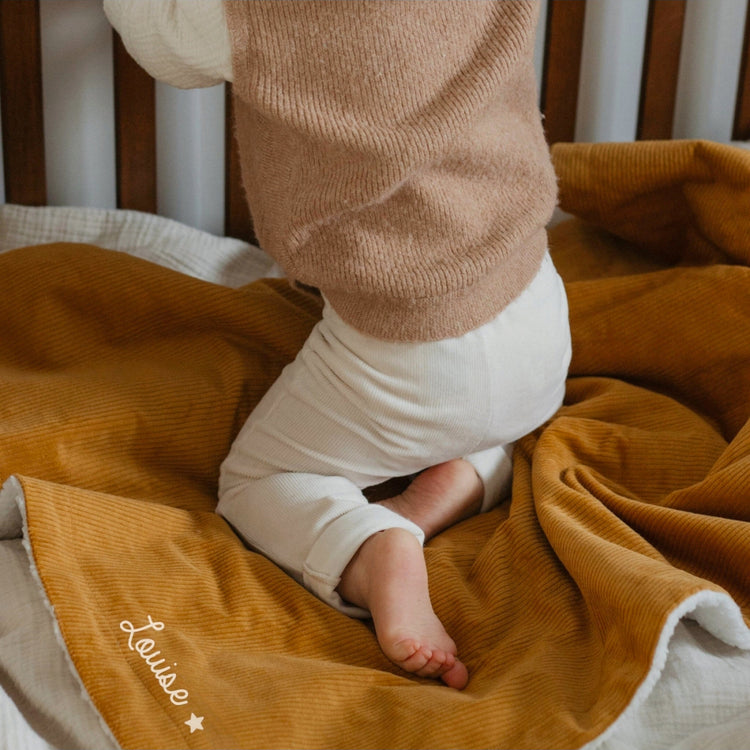 Couverture bébé personnalisée en velours moutarde avec petite étoile sous le prénom, idée cadeau naissance.