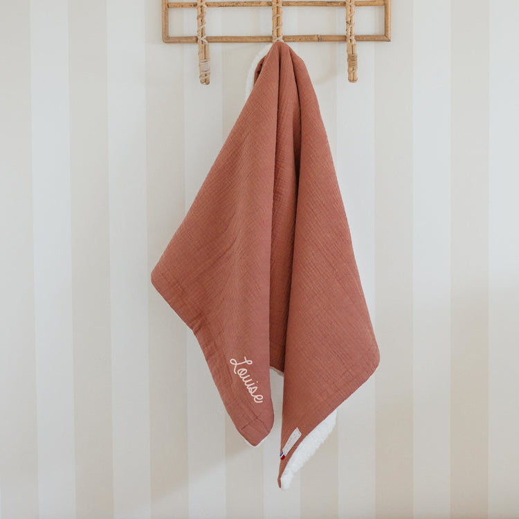 Couverture bébé personnalisée vieux rose pour sorties d’hiver en poussette, chaude et rassurante.