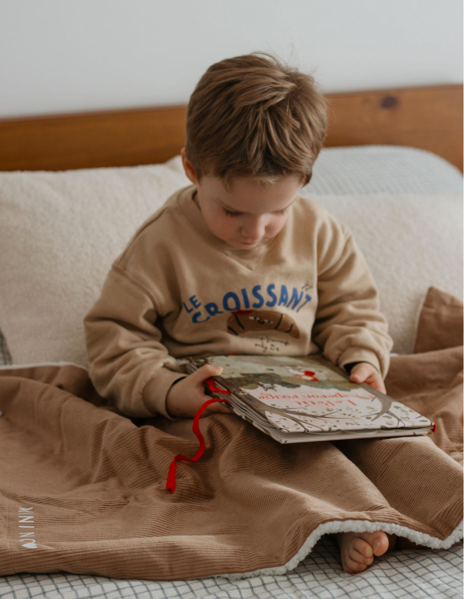 Couverture bébé personnalisée en velours marron clair. Idée cadeau qui durera longtemps, de la sieste aux temps calme.