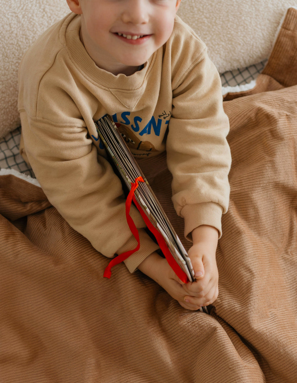Couverture bébé personnalisée prénom en velours marron clair, idée cadeau de naissance fabriquée en France. 