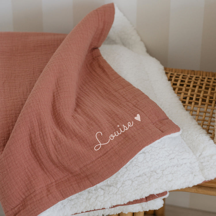 Idée cadeau de naissance hiver, couverture bébé personnalisée vieux rose en double gaze et sherpa.