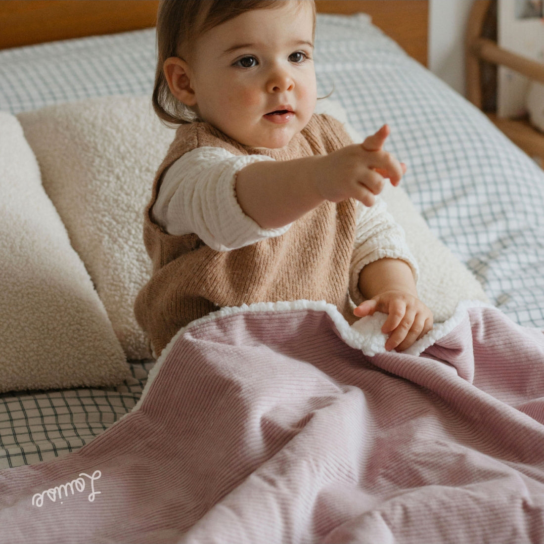 Couverture prénom bébé, fabriquée et personnalisée en France. Couleur lila, idée cadeau naissance fille.