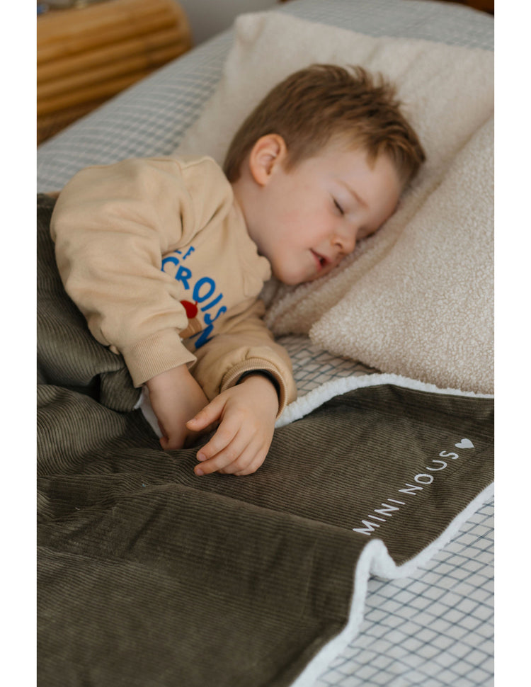 Sieste avec couverture prénom bébé vert kaki, confort automne hiver.