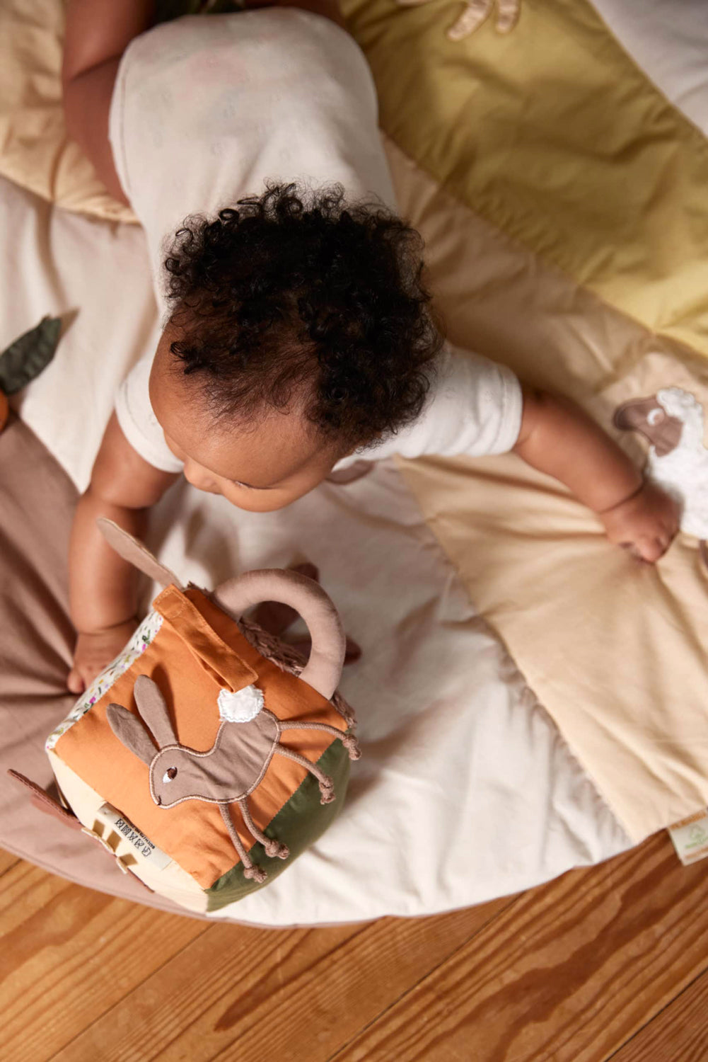 Cube sensoriel en tissu bio pour l’éveil des bébés