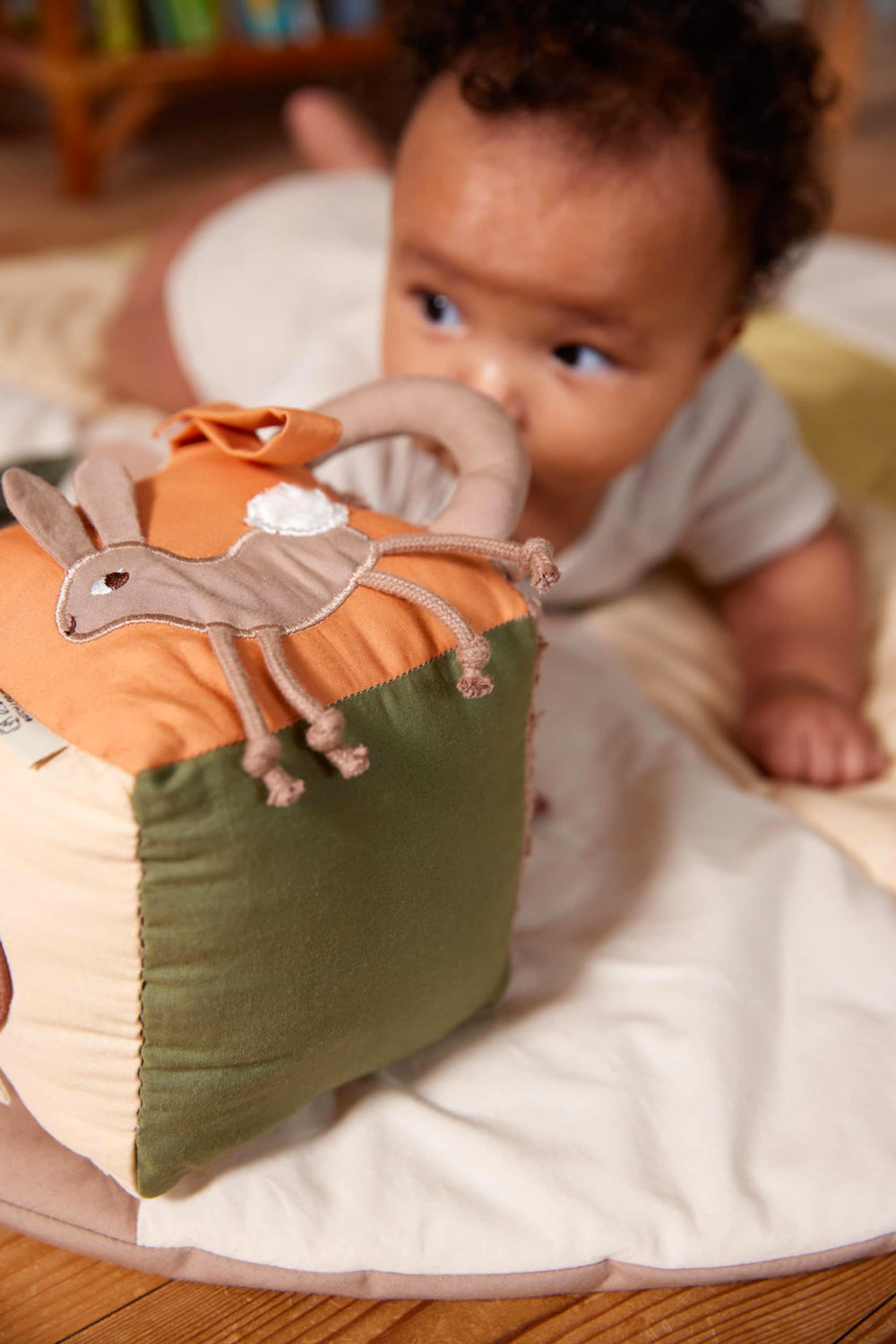 Cube d'activité en tissu « Lapin » pour bébé - Filibabba
