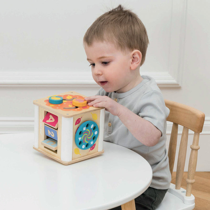 Cube d'activité premier âge. Petit format compact, facile à manipuler et à transporter  d'une pièce à l'autre. Idée cadeau enfant 2 ans.