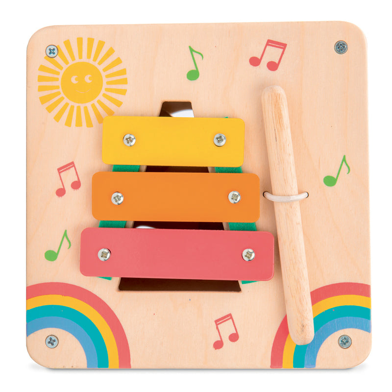 Cube activités en bois. Face avec mini xylophone 3 touches et baton. Eveil musical dès 2 ans.
