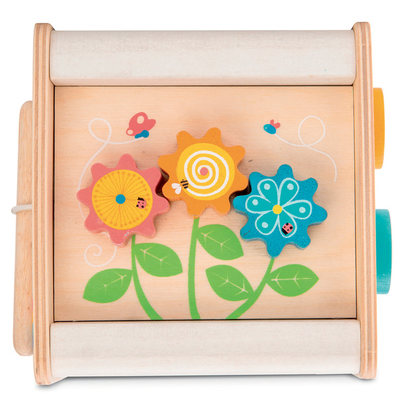 Jouet en bois durable et écoresponsable. Cube activités en bois avec face engrenage sur le thème de la nature et des fleurs.