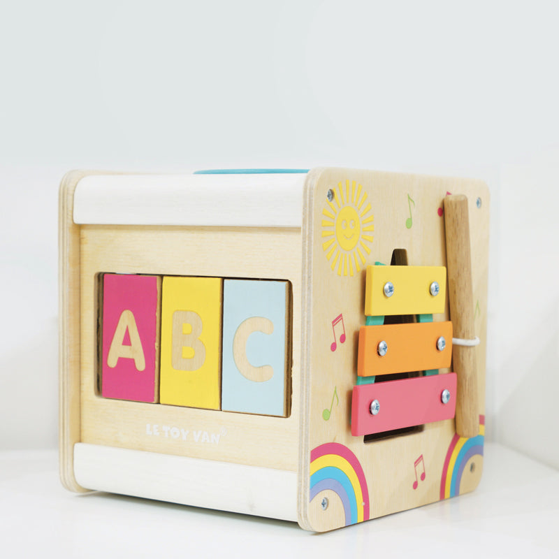 Cube activités en bois pour enfant 2 ans. 6 faces de jeu et activités pour développer capacités motrices et coordination tout en s'amusant avec LE TOY VAN. 