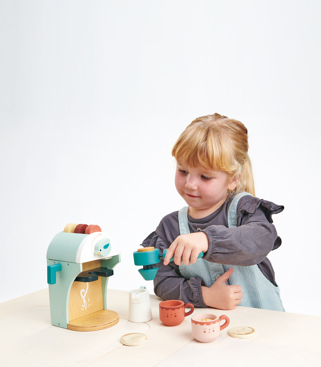 Une expérience de jeu à la fois ludique et réaliste avec la cafetière en bois et ses accessoires de dinette en bois. Tender Leaf Toys