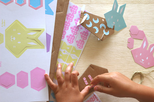 Créer un joli décor pour célébrer Paques et le Printemps avec ces petits lapins en papier. Une activité adaptée dès l'âge de 4 ans. Sans colle ni ciseau. Idéal pour partager un loisir créatif avec votre enfant.