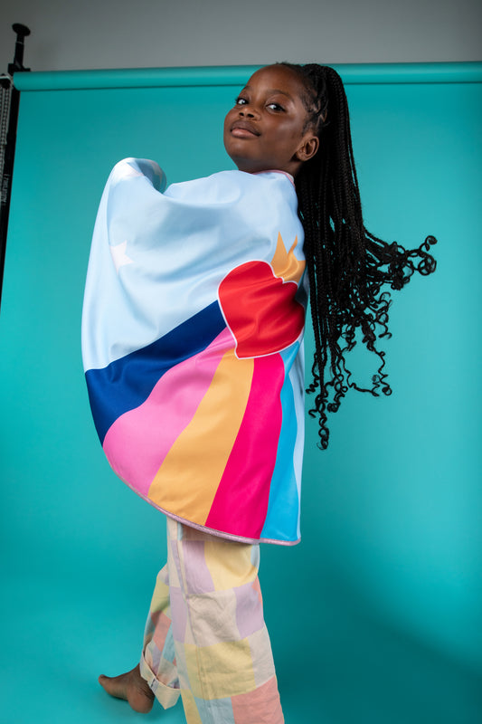 Déguisement de princesse. Cape de princesse avec coeur, couronne et arc-en-ciel. Des couleurs vives, une qualité française. Un déguisement qui durera de longues années.