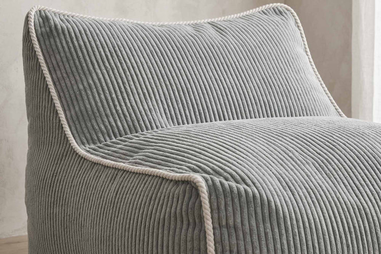 Détail du fauteuil enfant Kumo Shappy en velours côtelé gris caillou avec finitions premium