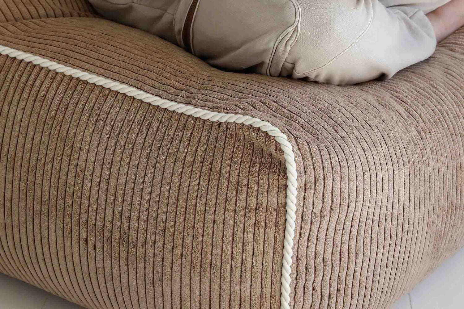 Détail du tissu velours côtelé premium du fauteuil enfant Kumo chocolat Shappy