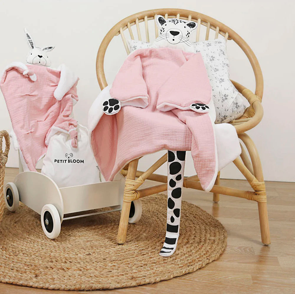 Doudou couverture pour bébé dès 6 mois. Doudou plaid en coton bio, made in France. Rose panthère. Design contrasté noir et blanc pour bébé. Petit Bloom.