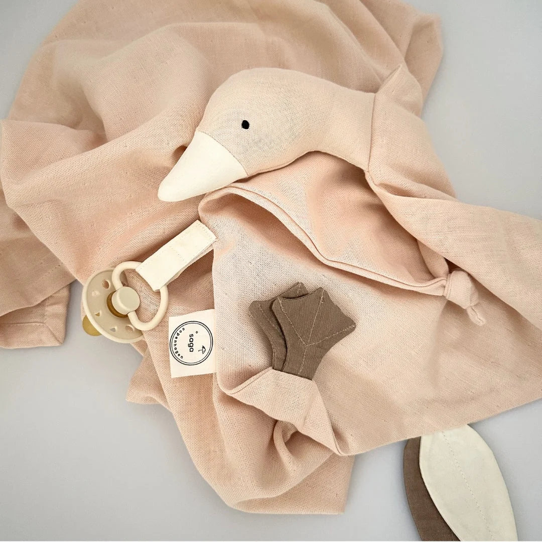 Doudou rose, cadeau de naissance, coton bio. Avec attache tétine.