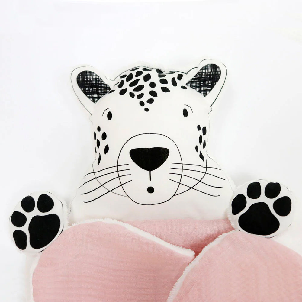 Doudou plaid bébé. Plaid en coton bio bébé, couleurs rose gaze de coton et blanc éponge bambou. Tête et queue de panthère noir et blanc. 
