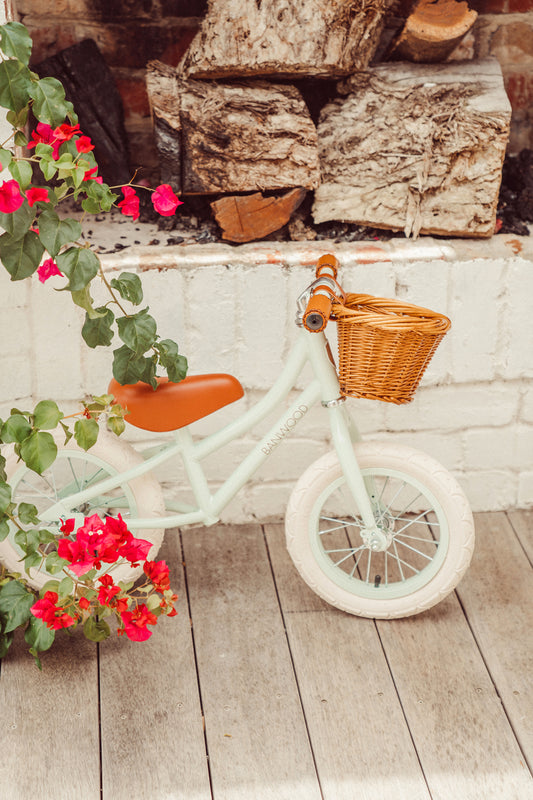 Vélo sans pédales Banwood avec panier en osier amovible. Vert retro pastel.