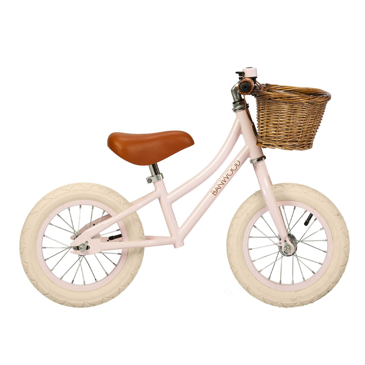 Vue latérale de la draisienne vintage  rose Banwood avec panier en osier.