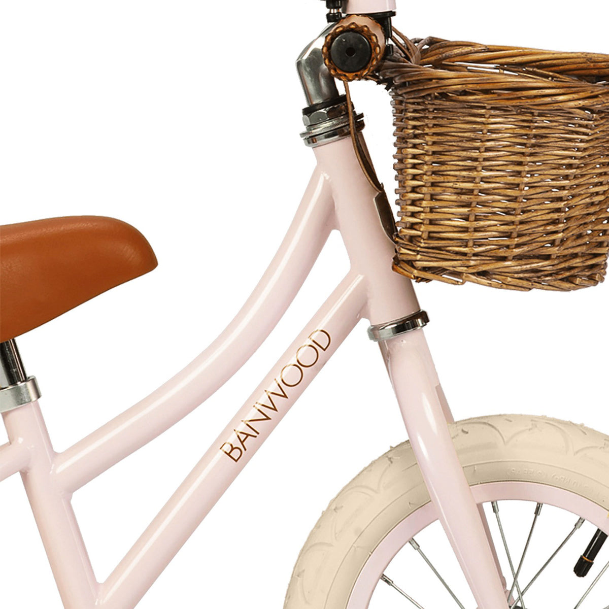 Panier en osier vintage sur la draisienne rose Banwood.