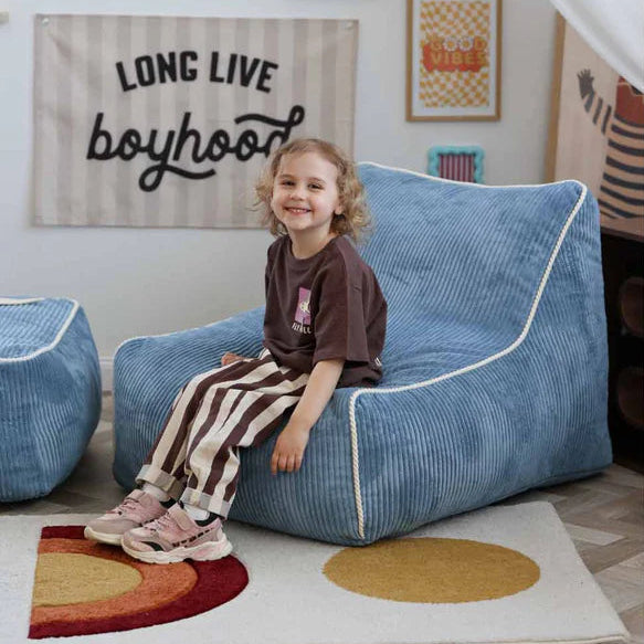 Fauteuil enfant design scandinave bleu en velours côtelé Shappy dans une chambre moderne et coloré
