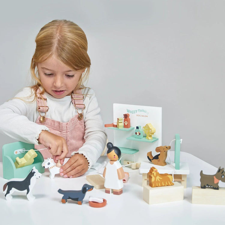 enfant jouant avec un salon de toilettage pour chiens jouet en bois Tender Leaf