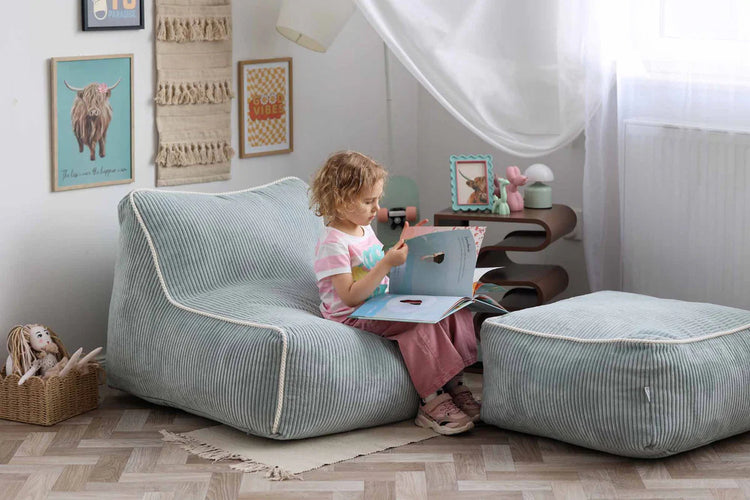 Enfant assis dans un fauteuil enfant vert pastel Shappy en velours côtelé