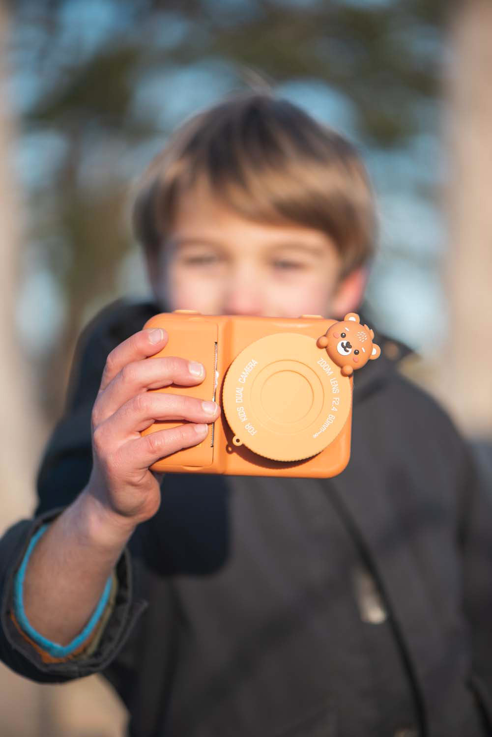 Enfant utilisant un appareil photo instantané ourson The Zoo Family