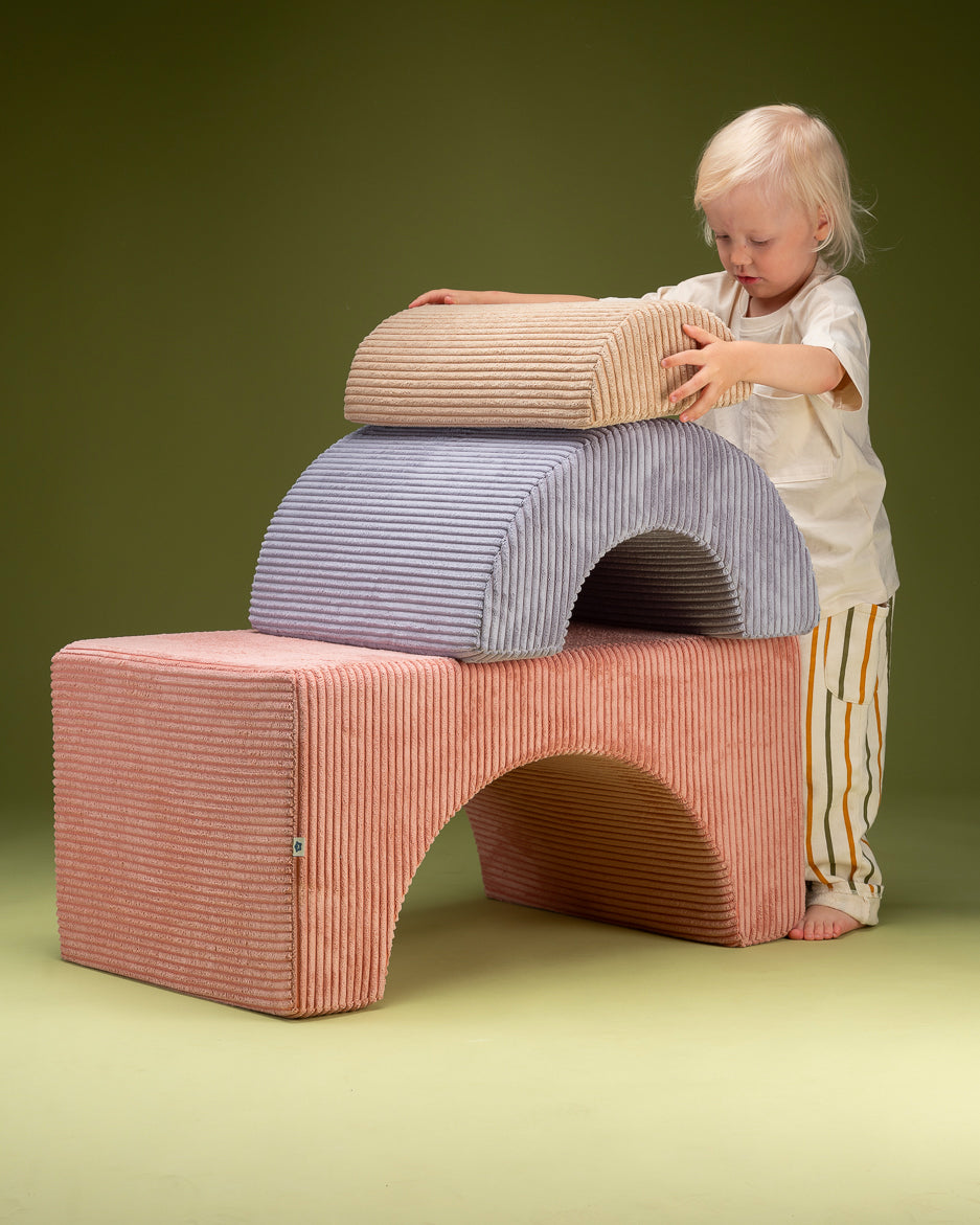 3 modules de jeu en mousse pour enfant. A empiler, encastrer ou pour s'installer confortablement un mini pouf, une petite table ou un tunnel de jeu amusant. Poufs wigiwama en velours.