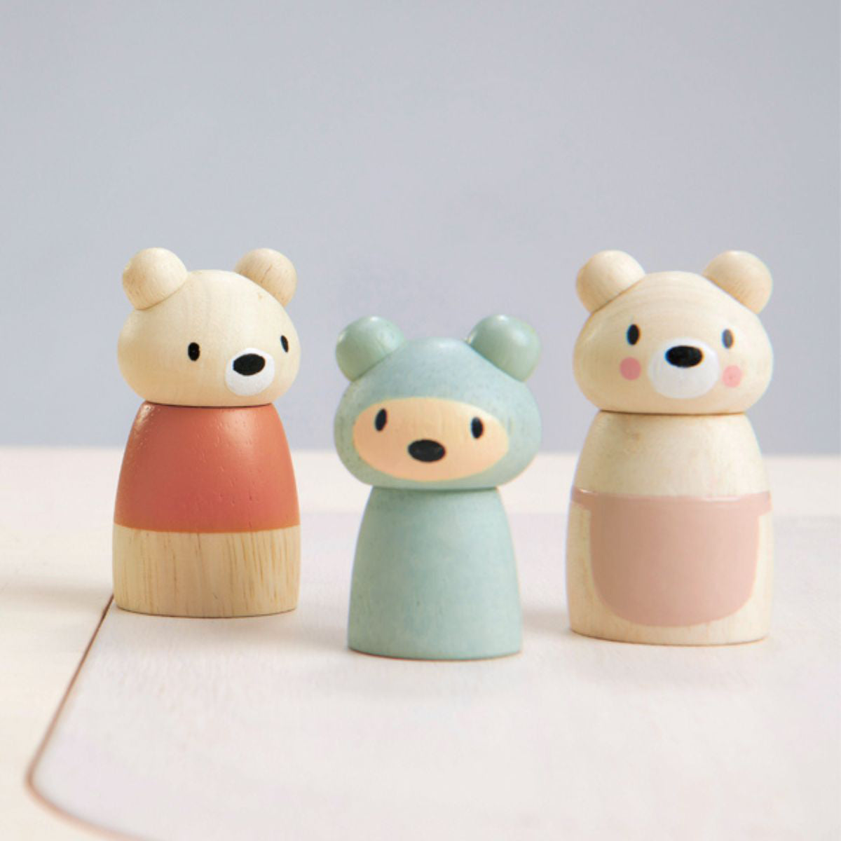 Personnages en bois pour maison de poupée et univers de jeu enfant. Idée cadeau enfant 3 ans.