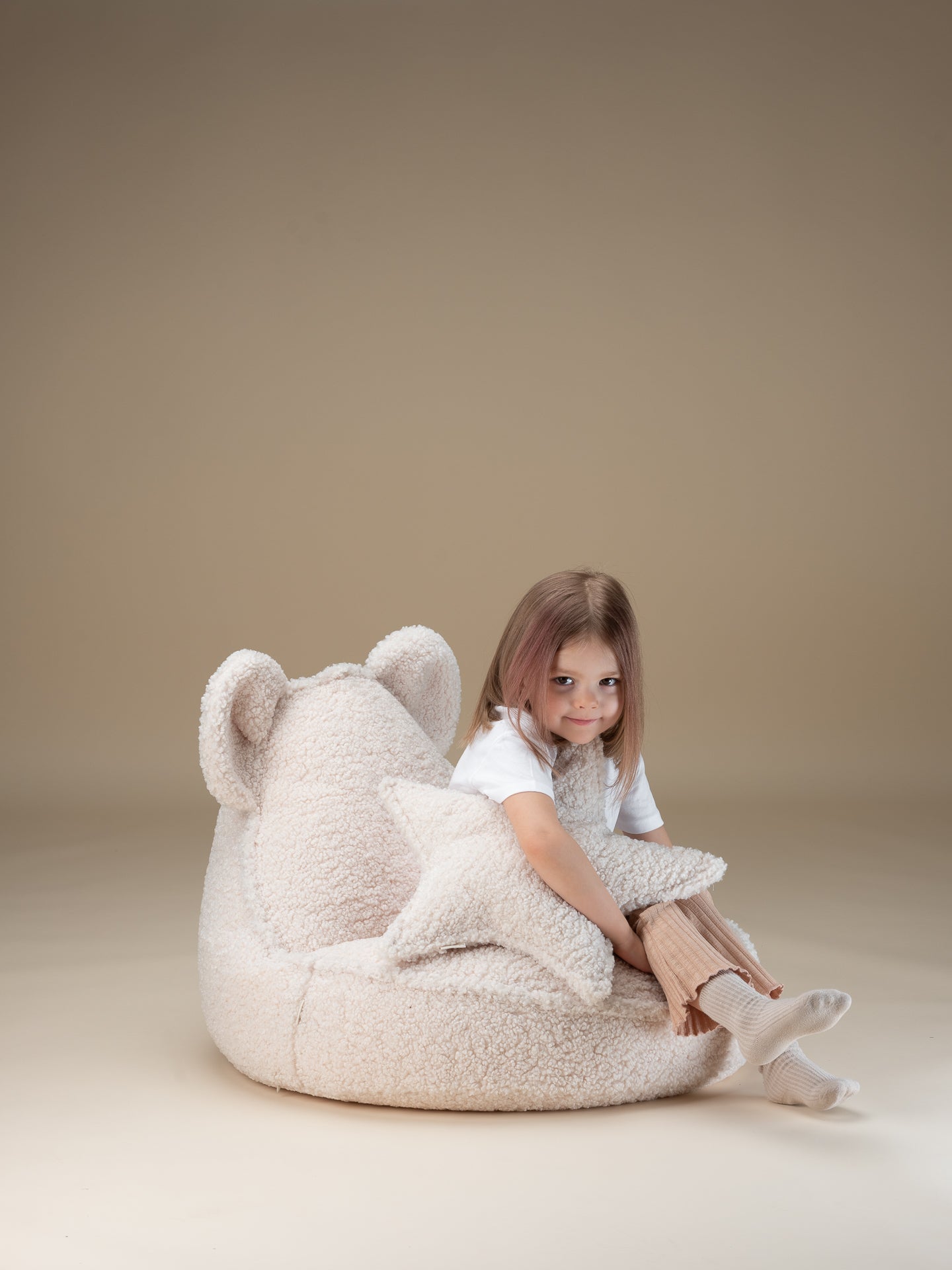 Fauteuil confortable pour enfant, en forme d'ourson avec oreilles. Moumoute blanc. Existe aussi dans d'autres couleurs : marron érable, beige biscuit. Idéal dès 3 ans.