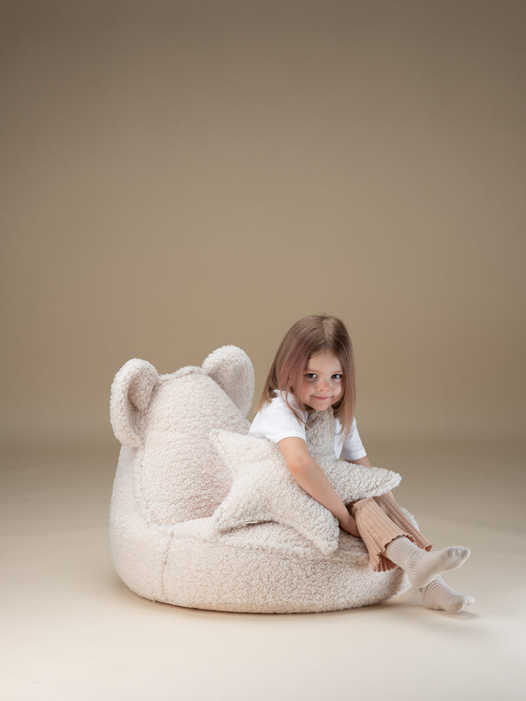 Fauteuil confortable pour enfant, en forme d'ourson avec oreilles. Moumoute blanc. Existe aussi dans d'autres couleurs : marron érable, beige biscuit. Idéal dès 3 ans.