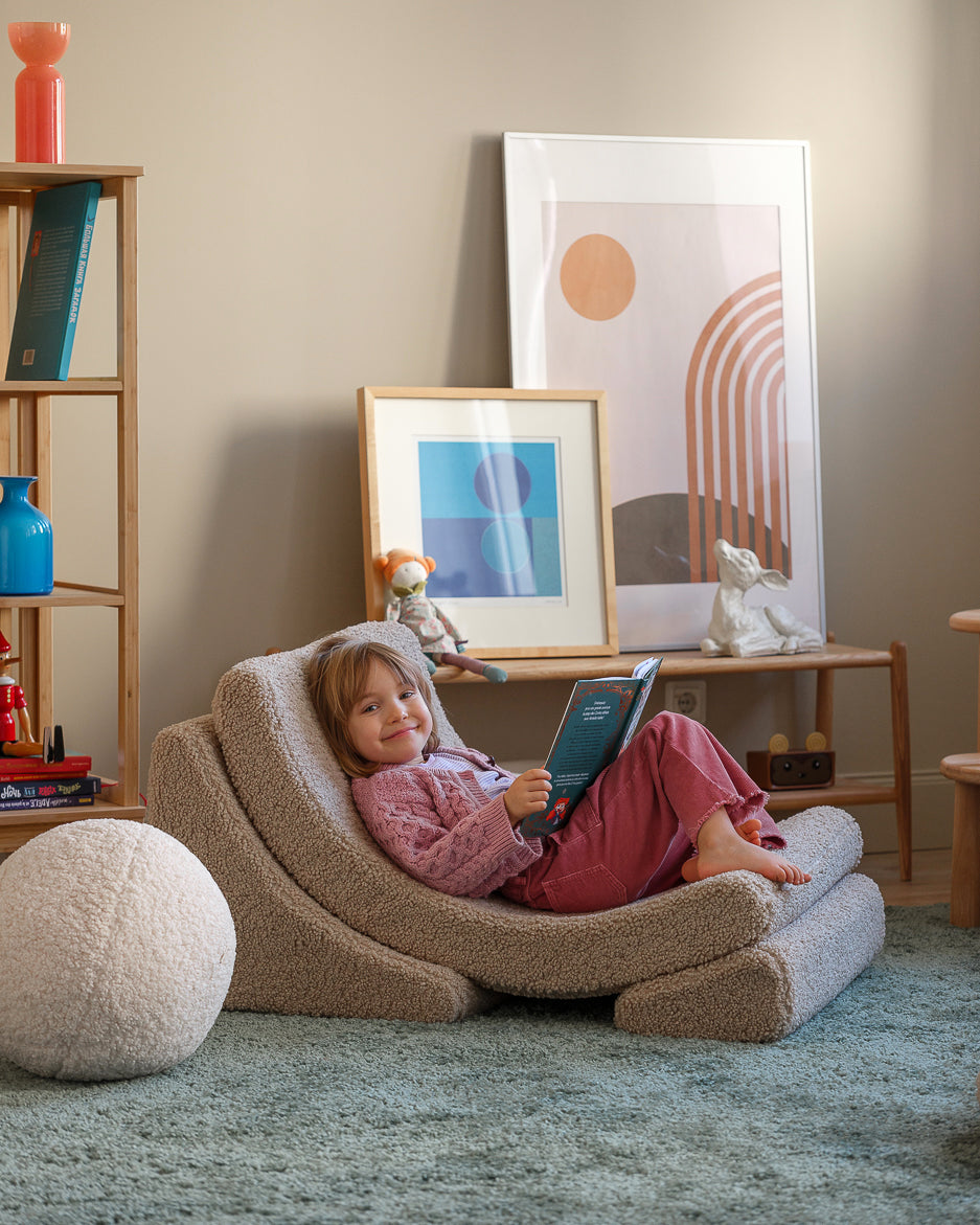 Fauteuil pour coin lecture enfant. Fauteuil enfant confortable, en coton moumoute (beige biscuit) certifié OEKO-tex. Design élégant. 