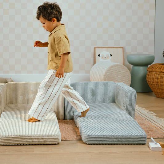 Fauteuil cosy enfant vert peppermint en velours côtelé, design élégant pour chambre ou salon