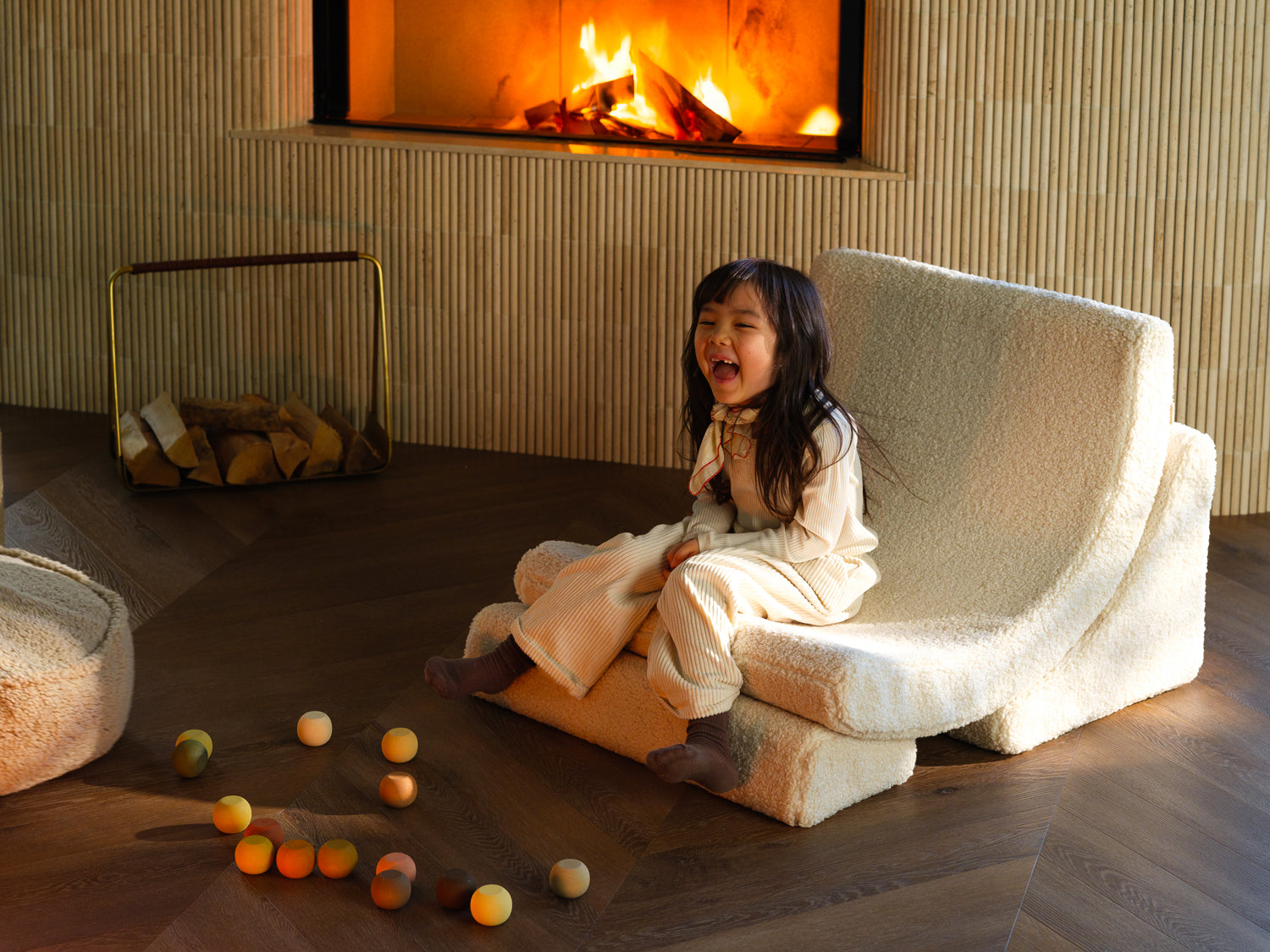 Idée cadeau déco design pour enfant. Fauteuil moumoute pour enfant. 