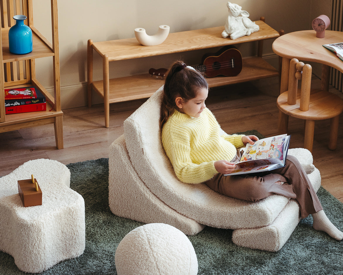 Aménager un coin lecture confortable et élégant avec le fauteuil pour enfant Moon Wigiwama. Made in Europe, une belle idée cadeau qui durera dans le temps. 