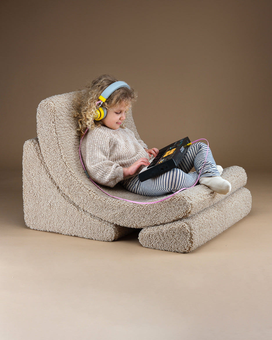 Fauteuil enfant confortable pour coin lecture ou jeu confortable et douillet. Couleur beige biscuit. Fauteuil Wigiwama.