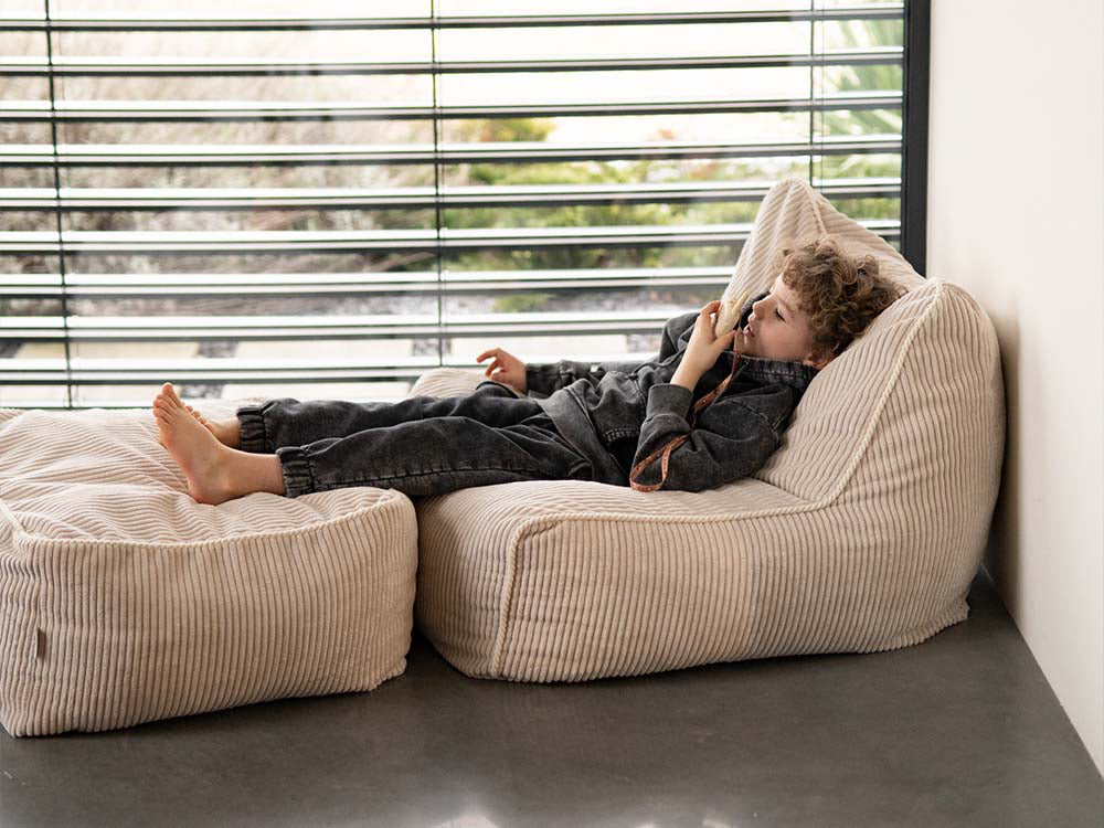 Fauteuil enfant Kumo beige en velours côtelé Shappy pour temps calme et détente