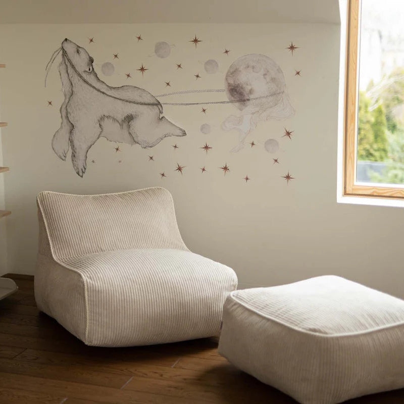 Fauteuil enfant Kumo Shappy en velours côtelé vanille dans une chambre enfant