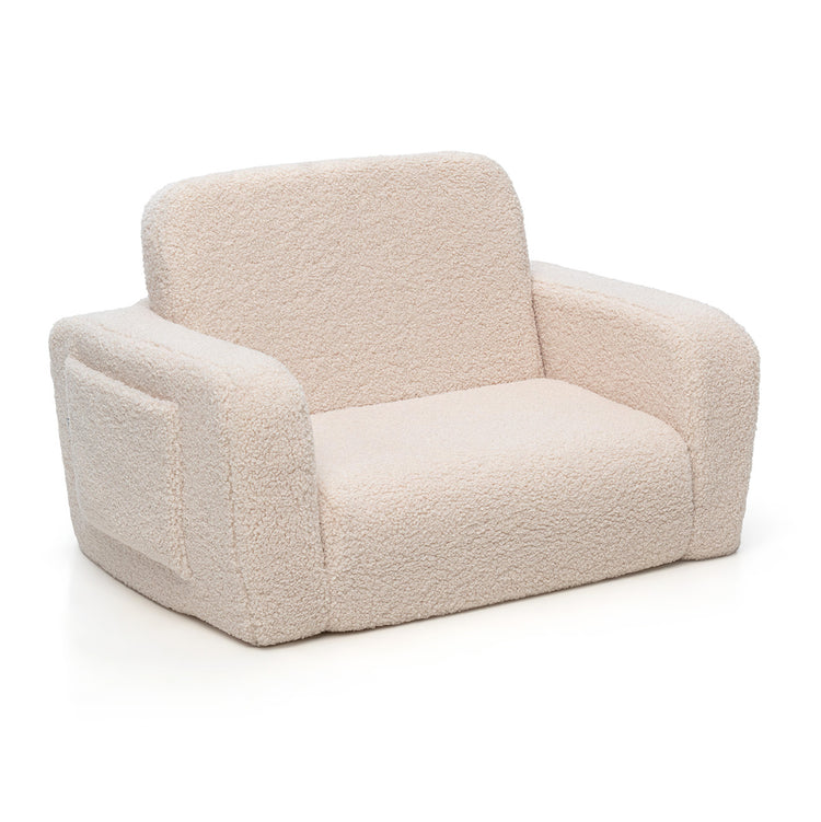 Petit fauteuil enfant en moumoute crème, design chic et modulable.