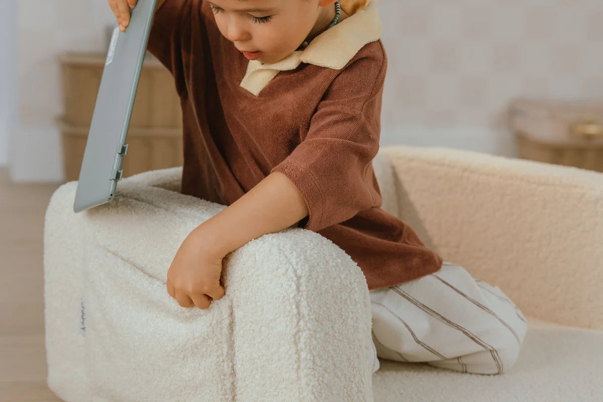 Petit fauteuil enfant en moumoute crème modulable en tapis de repos