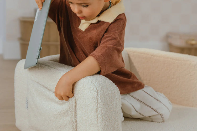 Petit fauteuil enfant en moumoute crème modulable en tapis de repos