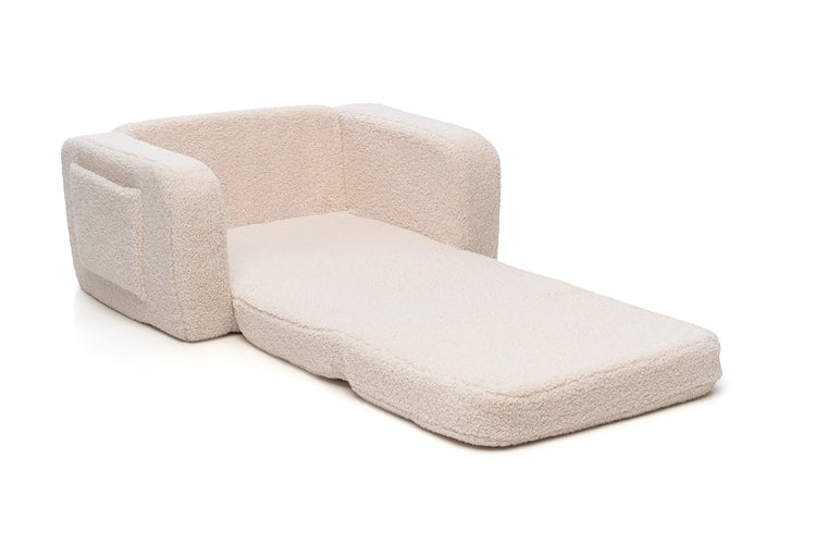 Fauteuil enfant moumoute doux et confortable, parfait pour lire et se détendre.