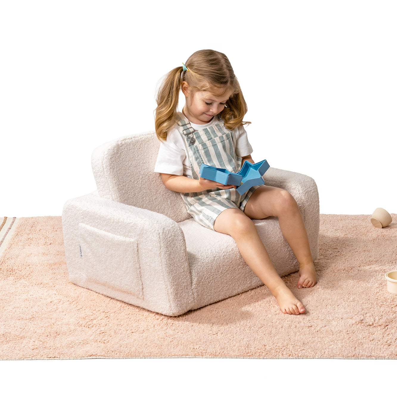 Petit fauteuil moumoute pour enfant, pratique pour jouer, lire ou se reposer.