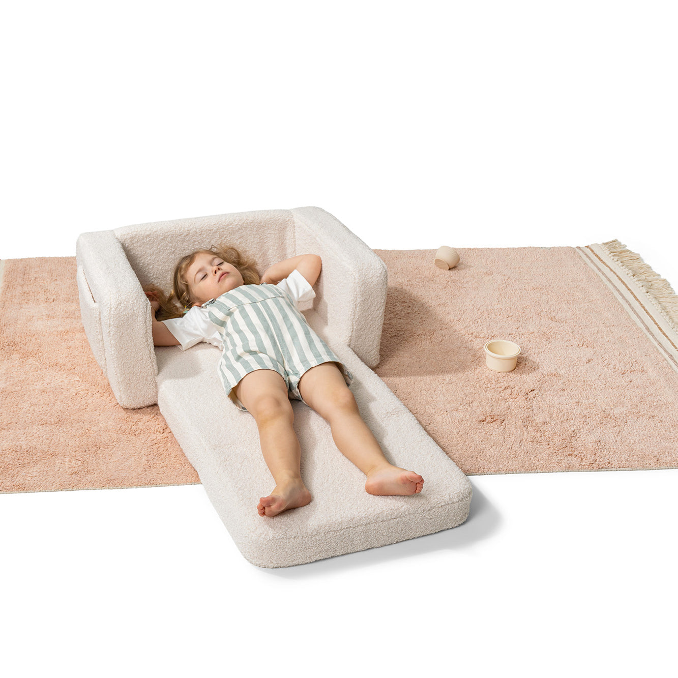 Fauteuil enfant moumoute déplié en tapis de repos pour les moments calmes.