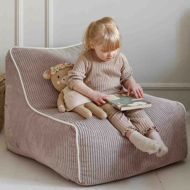 Coin lecture enfant avec fauteuil rose en velours côtelé Shappy. Idée pour créer un coin lecture dans chambre fille.