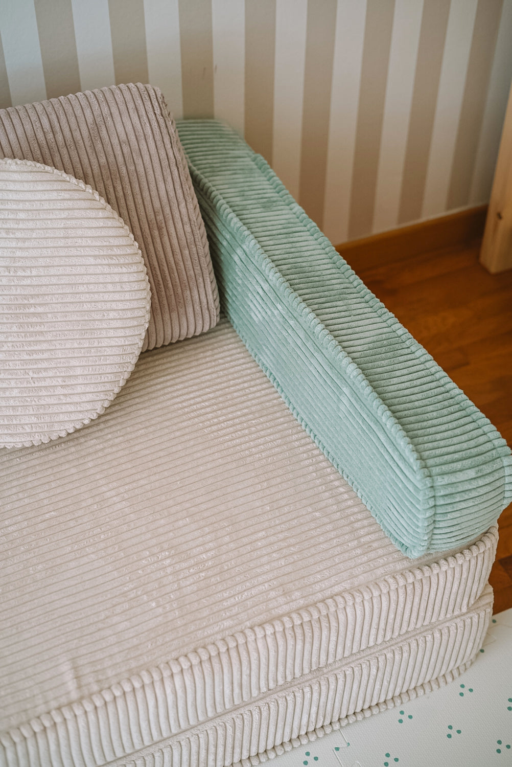 Fauteuil chauffeuse enfant Shappy Lollipop pastel en velours côtelé, détail des coussins vert menthe et vanille