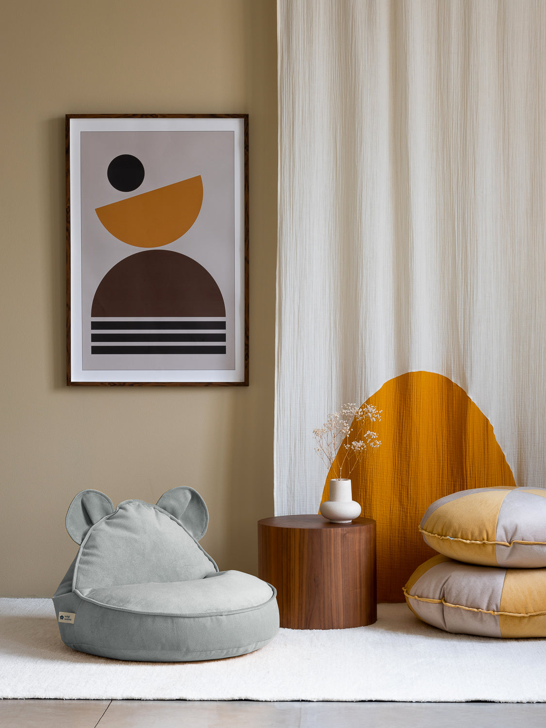 Fauteuil enfant en velours, en forme originale d'ourson. Couleur vert d'eau. Décorer une chambre d'enfant ou aménager un espace dédié au temps calme, un coin lecture. Wigiwama