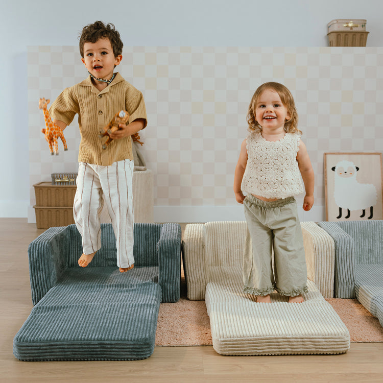 Enfants s’amusant avec fauteuils enfant velours vanille et gris