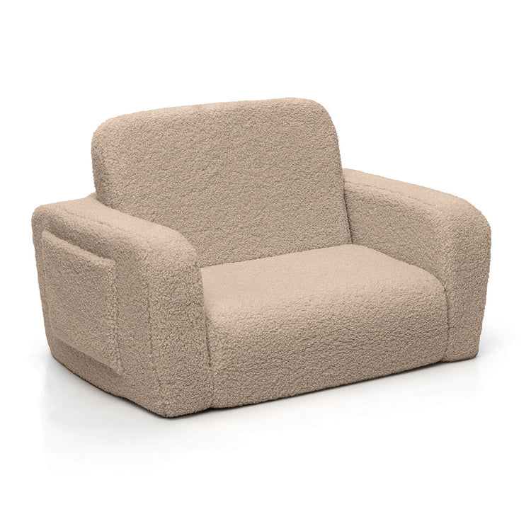 Petit fauteuil lecture enfant beige en moumoute avec design élégant.